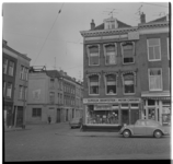 38949 Fietsenwinkel op de hoek van de Hofdijk, de Rottestraat en de Noorderstraat.