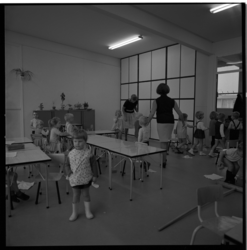 39133 Kinderen in de klas op de school voor gehandicapte kinderen van de Kinderkliniek Margriet aan de Charloisse Lagedijk.