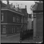 39490 De Piet Heynstraat vanaf het Achterwater, met in het midden een replica van het geboortehuis van Piet Hein. Aan ...