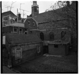 39494 Zicht op het terrein van het voormalige kerkhof van de Oude Kerk van Delfshaven, aan de Piet Heynstraat. ...