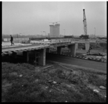 39633 Werkzaamheden bij de bouw van het viaduct bij Kralingse Zoom over de Abram van Rijckevorselweg. Op de achtergrond ...