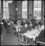 3991 Bewoners aan hun diner in de manneneetzaal van het Gemeentelijk tehuis voor Ouden van Dagen aan de Oostervantstraat.