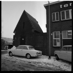 40023 Transformatiehuisje aan het Bosland, ter hoogte van huisnummer 36. Op straat in de sneeuw twee personenauto's en ...