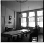 40121 Bewoners in de zitkamer van het Heilige Geesthuis aan de Gerard Scholtenstraat, kort voor de sluiting in 1972.