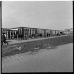 40184 Studenten bij de dependance van de HBS aan het Ravenswaard in het centrum van Groot-IJsselmonde.