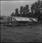 4021 Een oude treinwagon in gebruik als noodwoning aan de Smeetslandsedijk.