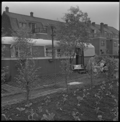 4025 Een oude treinwagon in gebruik als noodwoning aan de Hordijk.