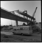 40335 Aanleg van het Kleinpolderplein bij Overschie, met diverse kranen bij een viaduct in aanbouw. Onder het viaduct ...