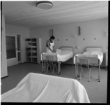 40479 Een verpleegster op de verpleegafdeling van het verzorgingshuis De Schutse aan de Cordell Hullplaats.