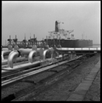 40535 Olietanker 'Meta' met 200.000 ton olie in de 4e Petroleumhaven in Europoort.