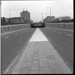 41278 De net voltooide tunnel onder het Churchillplein. In het midden de Hoofdpoort. Opname in oostelijke richting.