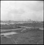4152 De Scheepmakershaven met de nieuwe Rederijbrug, rechts de Glashaven. Op de voorgrond braakliggend terrein. Op de ...