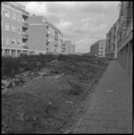 4211 Braakliggend binnenterrein met bouwafval tussen woonblokken in de omgeving van de Franselaan en de Hoekersingel.