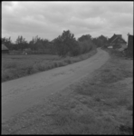 4233 De Kethelseweg (sinds 1966 Kandelaarweg) in de polder Noord Kethel, Overschie, met op de achtergrond boerderijen.