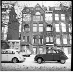 42619 Panden aan de Mathenesserlaan in de sneeuw. Links het gebouw van het Gemeentearchief Rotterdam.
