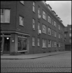 4283 De linkerzijde van Korte Dijkstraat, gezien vanaf de Havenstraat. Behalve portiekwoningen is op de hoek op de ...