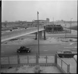42955 Bouw van de loopbruggen over de Zuiderparkweg in de richting van het Zuidplein. In het midden Metrostation ...
