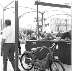 43725 Jongeren op het Beursplein bij de Coolsingel tijdens het evenement Communicatie '70 en op de voorgrond een motorfiets.