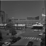 43802 Overzicht op het Schouwburgplein met de kabelbaan tijdens het evenement Communicatie '70 en in het midden De ...