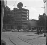 43887 De Mauritsweg met in het midden het gebouw van de Algemene Maatschappij voor Jongeren (AMJV), gezien vanaf het ...