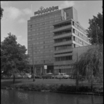 43888 Zicht op Mauritsweg met in het midden het Rijnhotel en daarnaast het gebouw van de Algemene Maatschappij voor ...