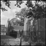 4415 De Piet Heynstraat, met rechts Eben-Haëzergebouw behorende bij van de Oude Kerk van Delfshaven. Achter het hek was ...