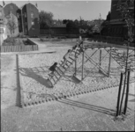 44201 De Boezemstraat (vanaf 1973 Boezemweg) met een speelplaats, waar enkele kinderen spelen, op de plek waar vroeger ...