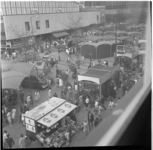 44409 Zicht op het Beursplein gevuld met mensen en kraampjes tijdens het evenement Communicatie C'70. Links de ...