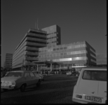 44628 Zicht op het kantoorgebouw van P. en H. Voormolen (Het Verzamelgebouw Katshoek) aan de Heer Bokelweg, met rechts ...