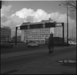 44939 Nieuwe routeborden op het Weena, ter hoogte van het Hofplein. Links de Delftsestraat met het pand van de ...
