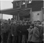 45058 Scholieren en enige leerkrachten voor de ingang van de Groote Schouwburg aan het Zuidplein 60-62, tijdens een ...