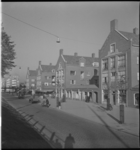 4532 Woonblokken en winkelpanden aan de Oostzeedijk Beneden (gelegen tussen de Rubensstraat en de Aegidusstraat). De ...