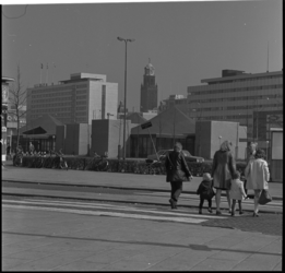 45586 Voetgangers, onder wie enkele kinderen, steken een zebrapad over bij het Delftseplein, richting paviljoens op het ...