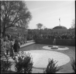 45709 Opening van het heringerichte Pijnackerplein: publiek heeft zich verzameld rond de vijver met fontein, op de ...