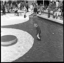 45844 Spelende kinderen in en rondom de vijver op het heringerichte Pijnackerplein.