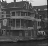 45941 Zijgevel en achterzijde van het café op de hoek van de Mathenesserdijk en Schiedamseweg. Aan de zijgevel reclame ...
