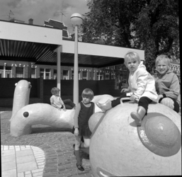 46089 Spelende kinderen op een speelobject op het heringerichte Pijnackerplein.