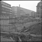 4618 De bouw van het Stadstimmerhuis aan het Haagseveer. Links de Meent. In het midden het beursgebouw.