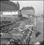 4619 De bouw van het Stadstimmerhuis aan het Haagseveer. Links de achterzijde van het stadhuis en het Rodezand. Midden ...