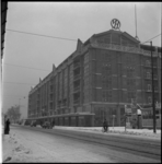 4695 Industriegebouw aan de Goudsesingel met rechts de Kipstraat. Op een besneeuwde straat bevinden zich enkele ...
