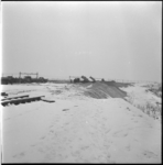 4712 Aanleg van het spooremplacement aan de Stoopweg naast het Kralingse Bos. Op de voorgrond een met sneeuw bedekt ...