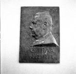 47231 De door Cor van Kralingen ontworpen plaquette van ir. Cornelis van Traa in het trappenhuis van het Stadstimmerhuis.