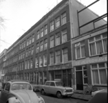 47369 De Eendrachtsstraat ter hoogte van huisnummers 142 en lager. Rechts het gebouw van De Jeugdhaven, een instelling ...