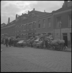 4856 Oud papierhandel van J. de Paauw in de Meermanstraat, vanuit de Oudaenstraat. Verschillende karren en bakfietsen ...