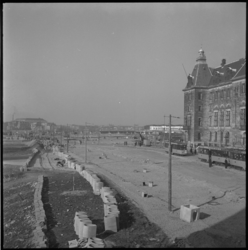 4879 Wegwerkzaamheden aan de Coolsingel voor het stadhuis. Op de achtergrond links de Schiekade en rechts het Hofplein ...