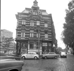 49128 Bovenwoningen en winkels waaronder een sigarenzaak en een kapper aan de Scheepstimmermanslaan.