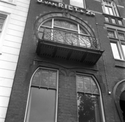 49204 Een balkon met jugendstil/art nouveau motieven aan een pand aan de Schiedamsesingel 165.