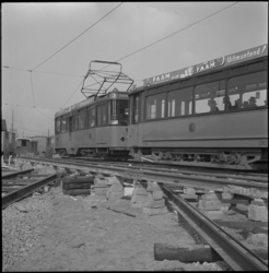 4984 Werkzaamheden aan de tramrails bij het Hofplein, met op de achtergrond de Schiekade. Op de tram wordt reclame ...