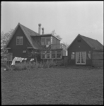 5079 Achterzijde van enkele woningen aan de Ringdijk in Schiebroek, met een stuk lege grond ernaast. Bij een van de ...