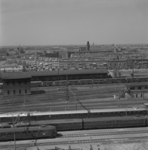5206 Overzicht vanaf het Groothandelsgebouw aan het Stationsplein. Op de voorgrond de treinsporen met enkele treinen in ...